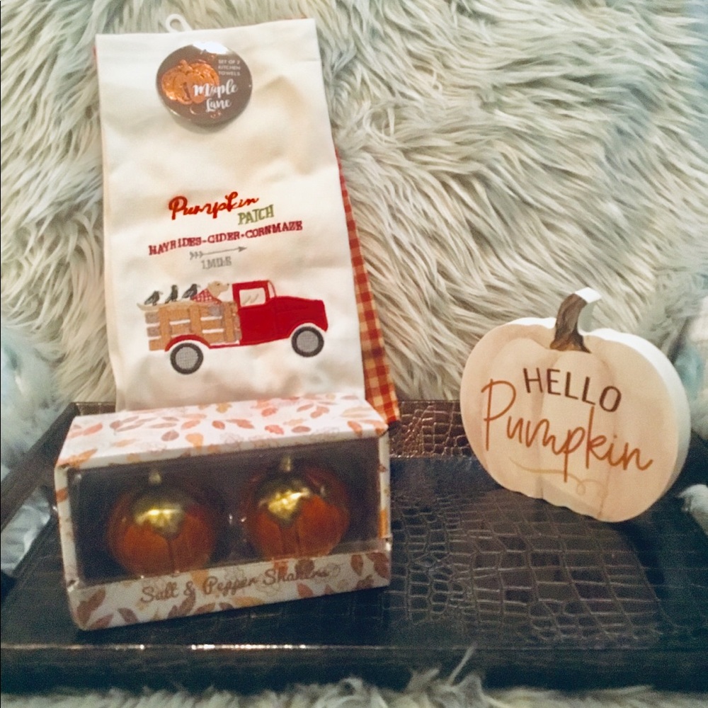 Set of 2 Towels & Pumpkin Salt & Pepper Shakers🎃